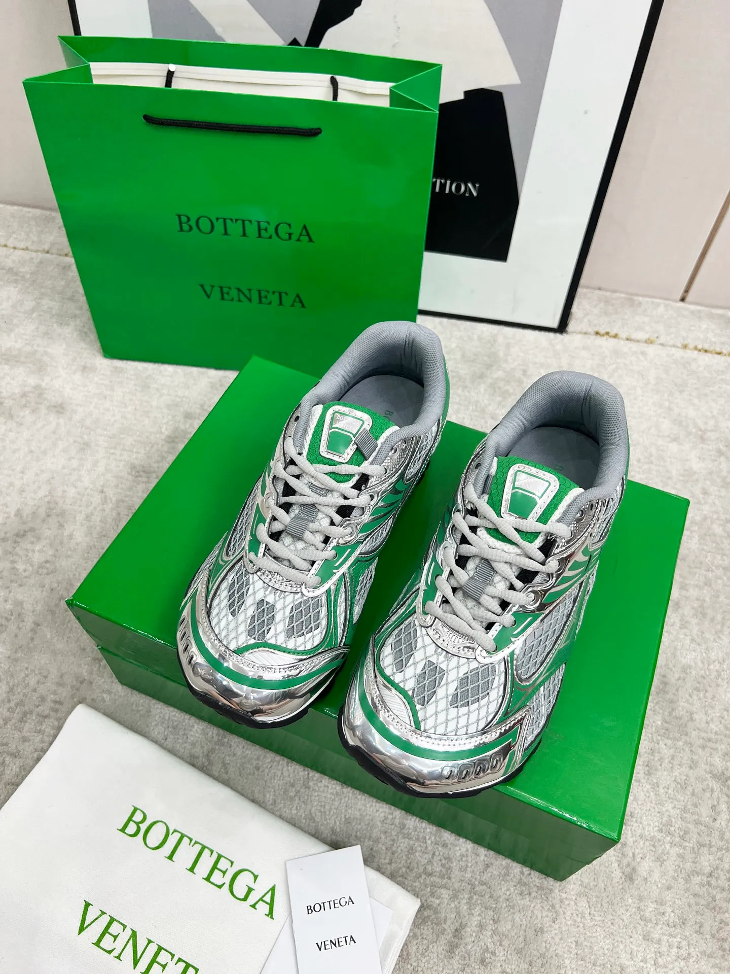 P540. Top version (couples model) Bottega Veneta Bottega Veneta 23ss autumn and winter show BV Orbit sneakers Wang Yibo's same style couples casual shoes dad shoes! Runner sneakers! Original purchase and development!  Made of original lightweight technical mesh fabric, the same as the original version! The process is complicated!  Paired with a rubber outsole designed with a geometric pattern, the high version of the Wang Zha series is actually much taller, but the legs still look slim. Very nice. Durable and playable, standard and version-matching shoe package technology, look for high-end versions. The original outsole is exclusively molded, and the color-blocked TPU outsole is used. The material and weight are the same as the original!  Size: #Female 35-41 (40 and 41 customized sizes are non-refundable) Male 39-45 (45 size customized are non-returnable and exchangeable)